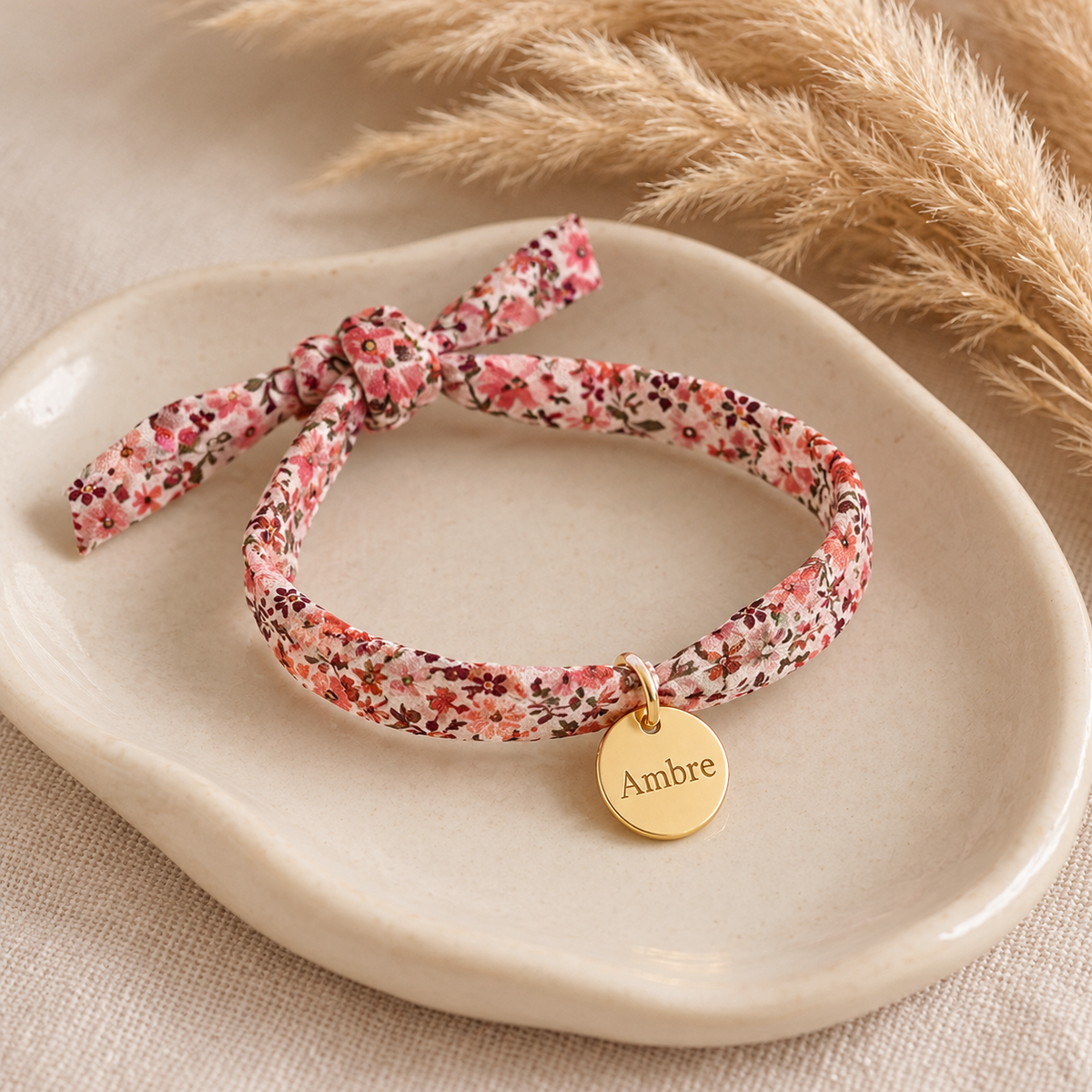 Bracelet ruban fleuri personnalisé – Médaille dorée gravée