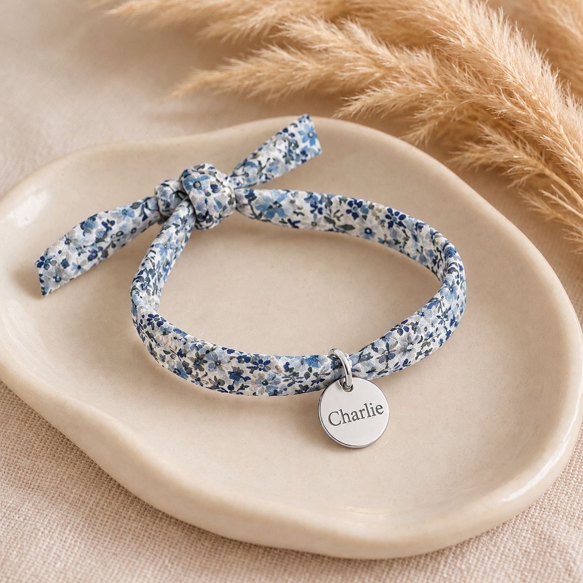 Bracelet ruban fleuri personnalisé – Médaille dorée gravée
